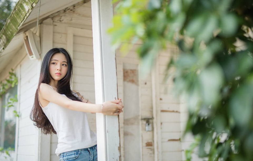 “若将军愿意，可愿随军出征，平定益州？”吕征微笑道，并未强迫，说话做事，虽有威仪，却不同于吕布，让人有种如沐春风之感。